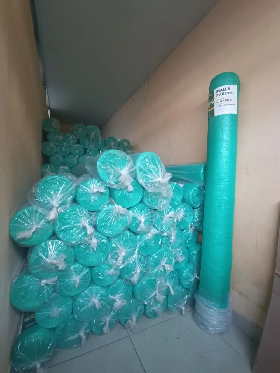 Rollos de malla raschel en nuestro almacén
